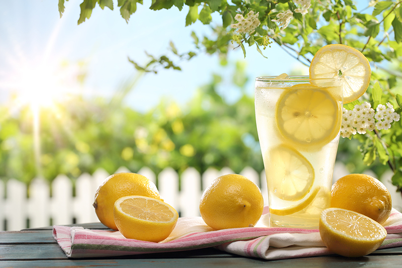 Erfrischendes Wasser mit Zitrone